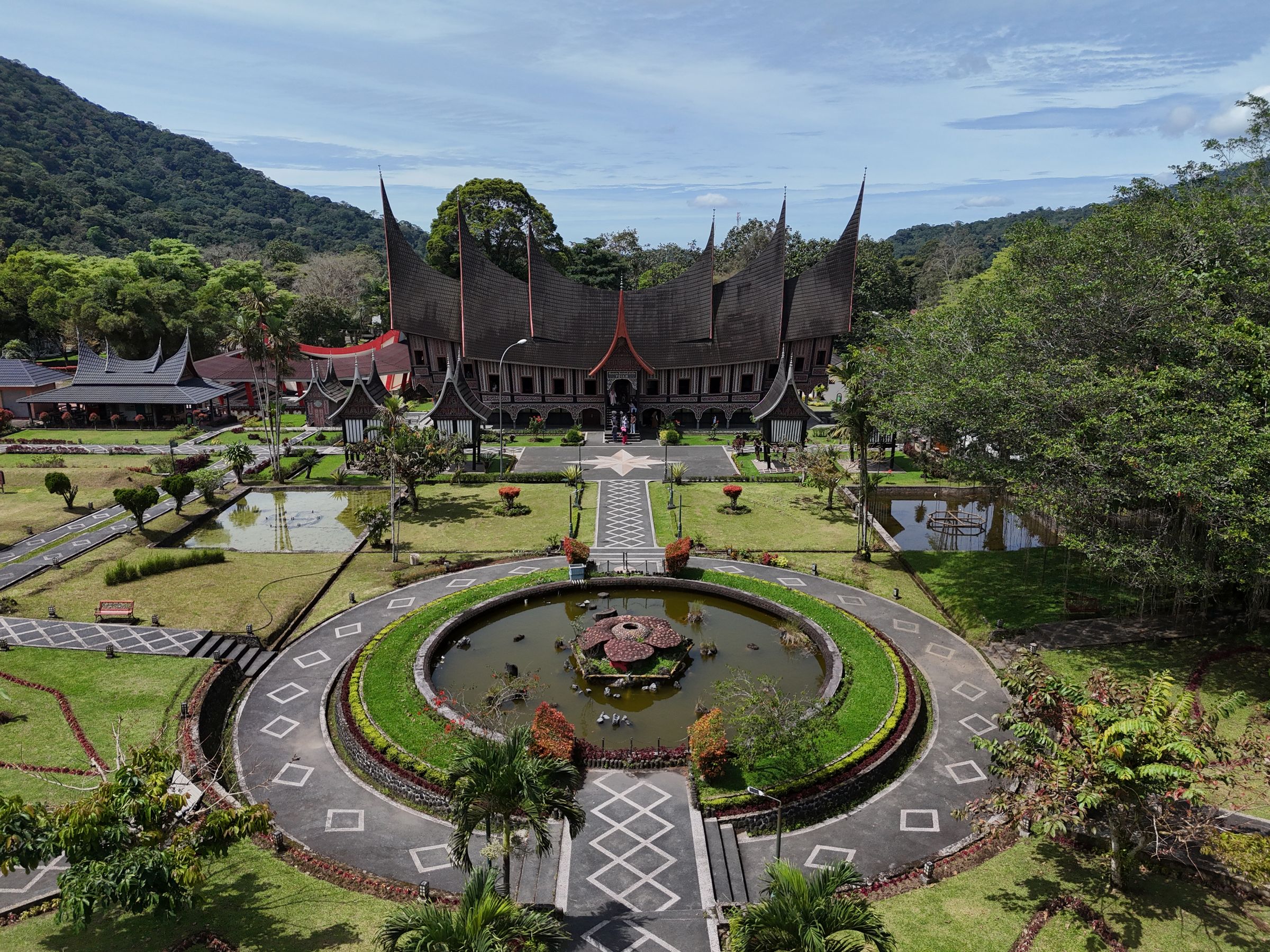Kompleks Rumah Gadang dengan atap gonjong khas Minangkabau di Sumatera Barat
